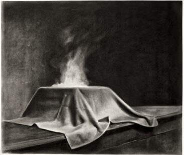 Pedro Pascoinho, The cloak II, 2022, carvão sobre papel fabriano, 116x137 cm BD