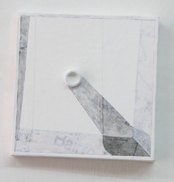 Isabel Braga, Entre a Luz e a sombra 1, 2023, colagem e acrilico sobre cartão e MDF, 15x15x3,5 cm BD