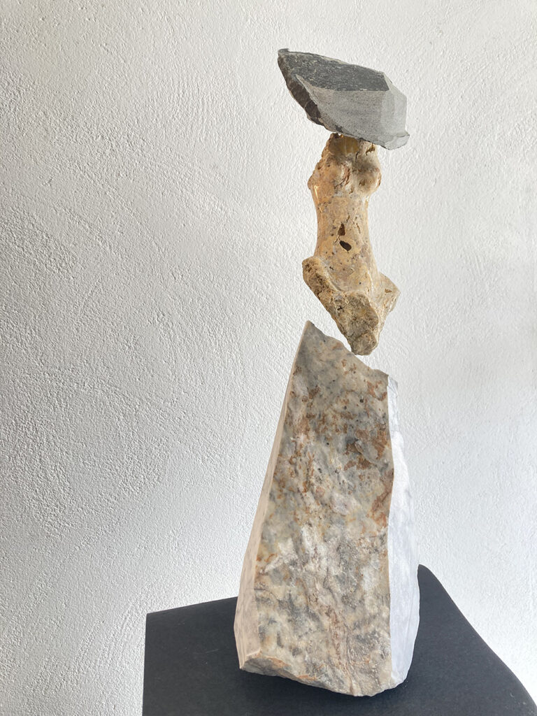 Plácido, Sem título, basalto, concreção calcária e mármore, 30x70x19 cm BD