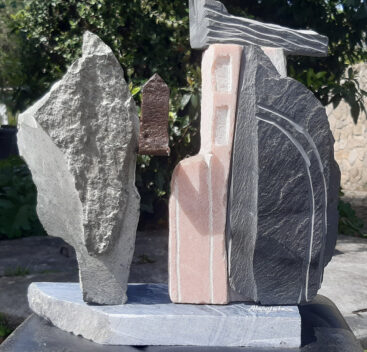 Abílio Febra, Diálogo de paredes, sem data, escultura com base em mármore ruivina, mármore rosa de borba, ardósia, calcário azul de Valverde e ferro, 28x25x12 cm BD