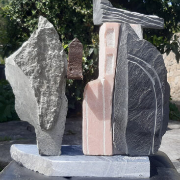 Abílio Febra, Diálogo de paredes, sem data, escultura com base em mármore ruivina, mármore rosa de borba, ardósia, calcário azul de Valverde e ferro, 28x25x12 cm BD