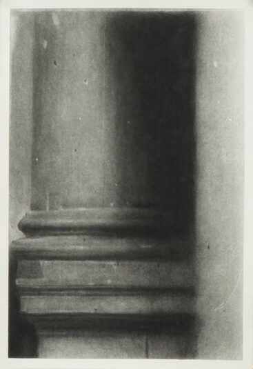 Pedro Pascoinho, Holder I, 2024, carvão sobre papel, 39x27 cm BD