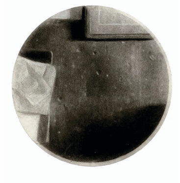 Pedro Pascoinho, Posicionamento I, 2024, carvão sobre papel, 26 cm de diâmetro