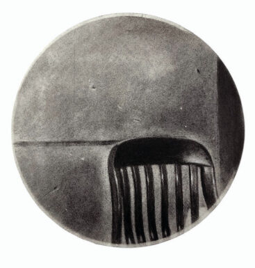 Pedro Pascoinho, Posicionamento II, 2024, carvão sobre papel, 26cm