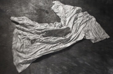 Jorge Abade, Caído, 2022, carvão e grafite em papel de 200g, 100x150 cm BD