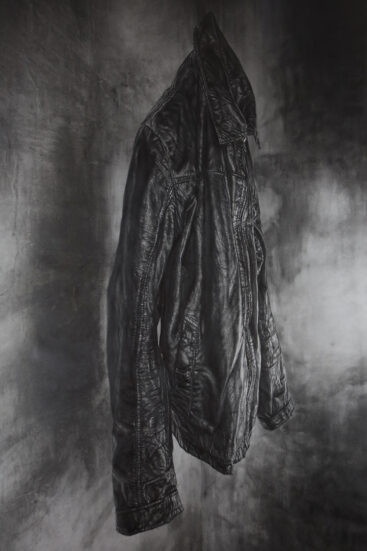 Jorge Abade, Pele de sombra II, 2022, carvão e grafite em papel de 200g, 150x100 cm BD