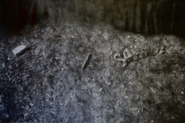 Jorge Abade, Saudade, 2022, carvão e grafite em papel de 200g, 100x150 cm