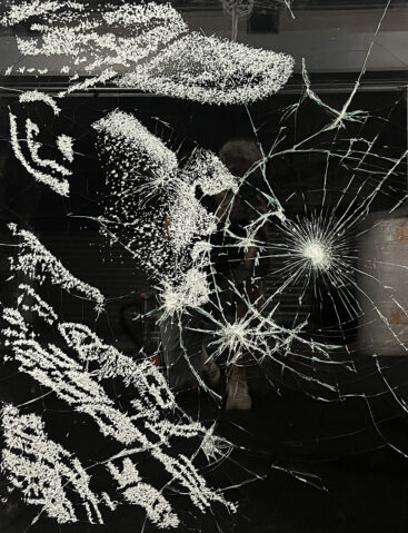 Frederico Ferreira aka FRED, Bratstvo#1, 2025, acrílico e vidro estilhaçado, 100x80 cm BD