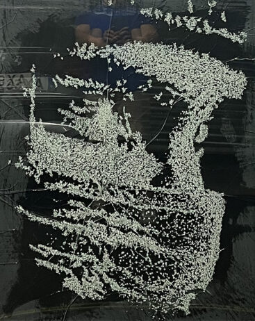 Frederico Ferreira aka FRED, Bratstvo#3, 2025, acrílico e vidro estilhaçado, 100x80 cm BD