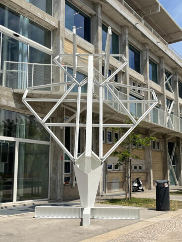 Frederico Ferreira aka FRED, Fallen Angel a, 2025, aço pintado, 700x600x400 cm BD