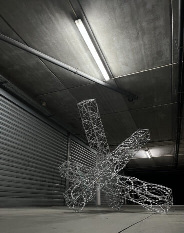 Frederico Ferreira aka FRED, Metafísica do Corte, 2025, aço pintado, 150x150x150 cm BD