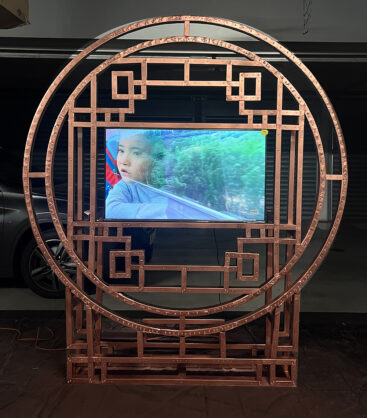 Frederico Ferreira aka FRED, The Dream of the Dragon, 2025, aço galvanizado pintado e componentes eletrónicos, 225x200x25 cm BD