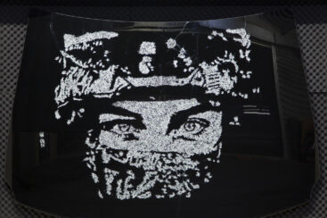 Frederico Ferreira aka FRED, You have got the devil in your eyes, 2024, vidro estilhaçado, 110x150x6 cm BD