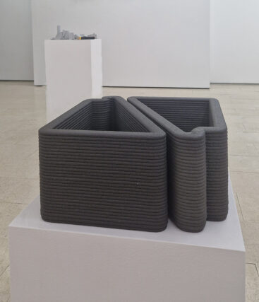 Susana Chasse, ONE 01, 2025, impressão com braço robótico em cimento com pigmento preto, 40x40x20 cm BD