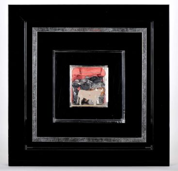 Júlio Pomar_assemblage_caixa em acrílico, involcros de garrafa de vinho_estanho_papel_assinada_1993_13x13x3cm_1