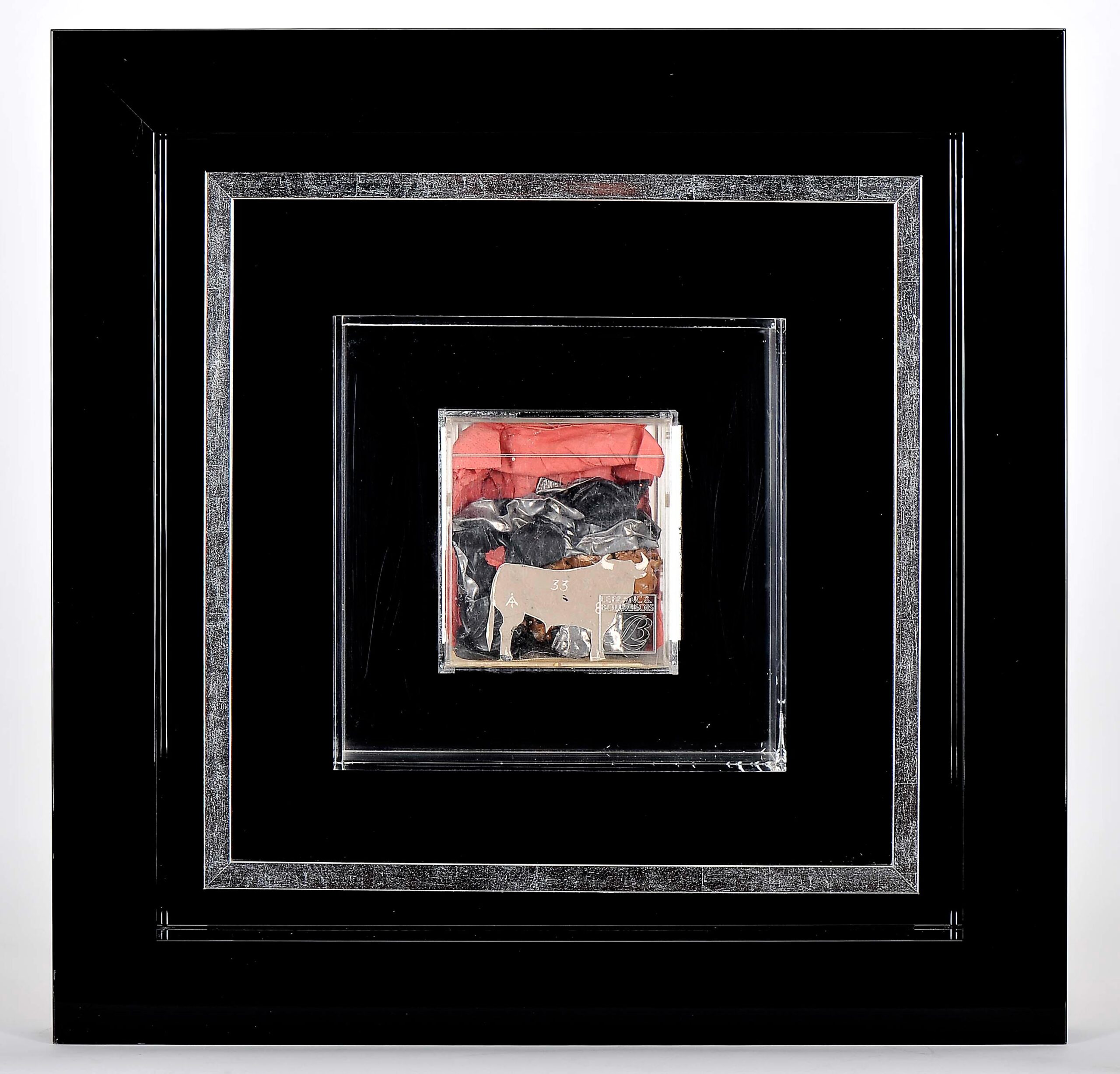 Júlio Pomar_assemblage_caixa em acrílico, involcros de garrafa de vinho_estanho_papel_assinada_1993_13x13x3cm_1