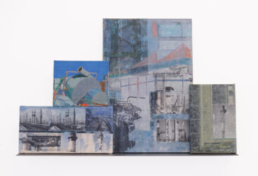 André Silva, Estado de pânico 4, 2004-24, técnica mista sobre tela em prateleira de aço inox, dimen variaveis BD