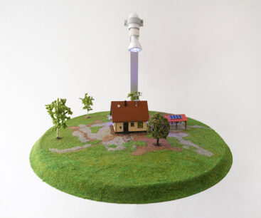 André Silva, Zapping, 2026, antena parabólica, led, leitor mp3, e materiais vários, dimens variaveis BD