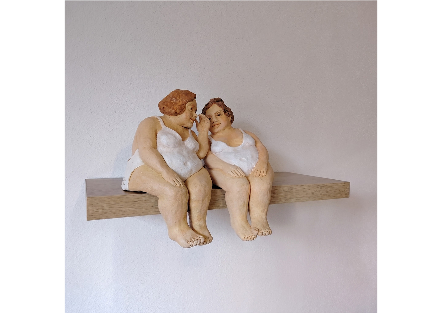 Cláudia Rocha, Gossip, 2026, grés patinado, 27x15x20 cm 2 BD