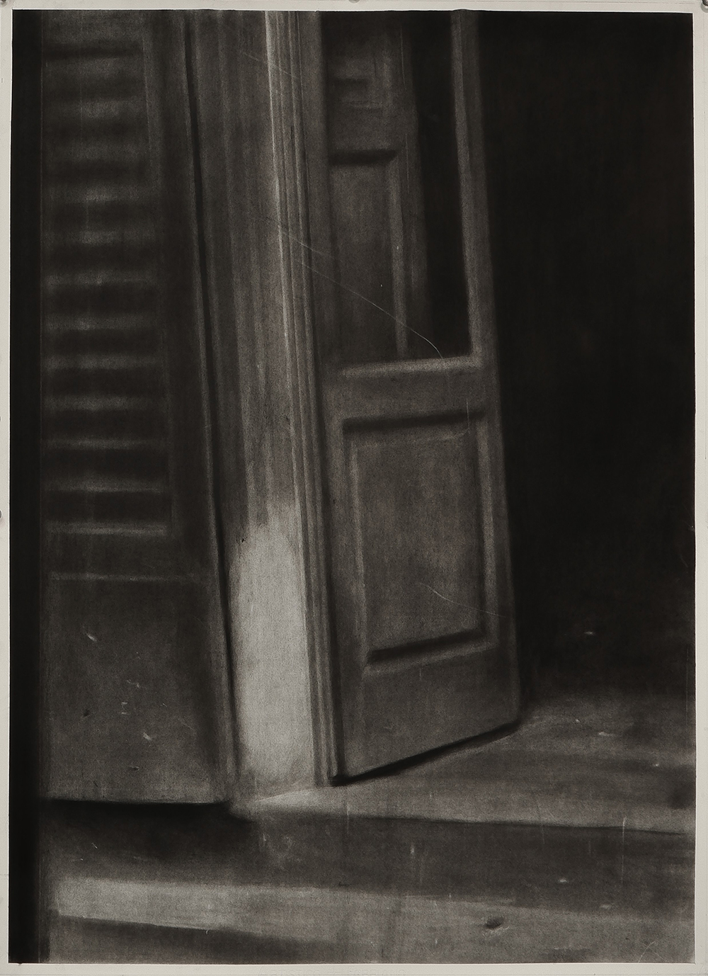 Pedro Pascoinho, Entrance I, 2026, carvão sobre papel, 81,5x112,5 cm BD